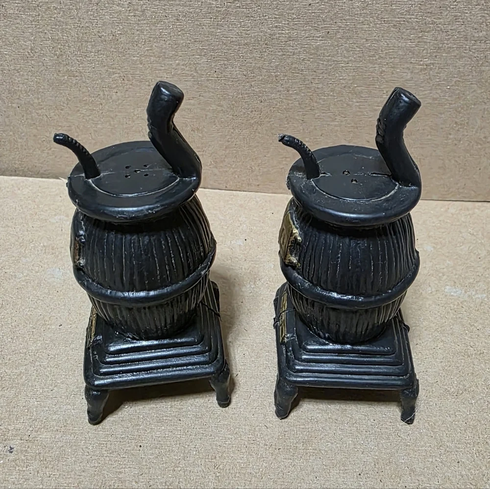 Vtg Pot Belly Stove Salt Pepper Shaker Set #159